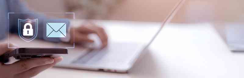 لافتة الصفحة تُظهر يدًا تحمل هاتفًا محمولًا، ويظهر منه رمزان. أحدهما قفل، والآخر مظروف