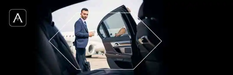 شعار الصفحة يظهر رجلاً ينظر داخل سيارة فاخرة بينما الباب مفتوح